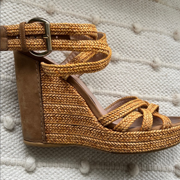 Stuart Weitzman strapped wedge platform sandal in woven raffia in size 9. - Picture 3 of 5